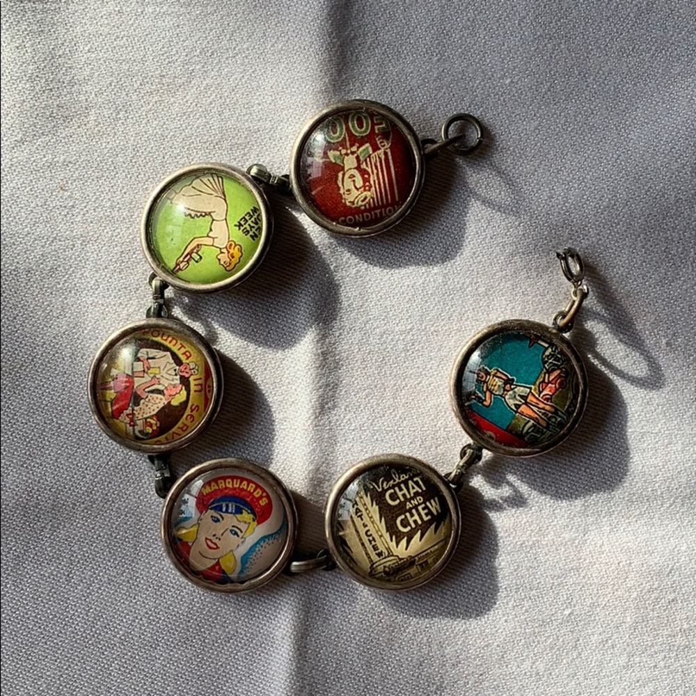 Comic link bracelet